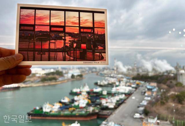 장생포문화창고 카페는 '공단 뷰'가 자랑이다. 노을 풍경 사진이 기념품으로 전시돼 있다.