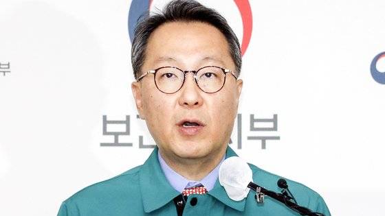 박민수 보건복지부 2차관이 19일 오전 정부세종청사에서 열린 '의사 집단행동 중앙사고수습본부' 브리핑에서 ″이 시간부로 전국 221개 전체 수련병원의 전공의를 대상으로 진료유지명령을 발령한다″며 ″오늘 현장점검을 실시할 예정이며, 현황이 파악되면 신속하고 투명하게 공개하겠다″고 밝히고 있다. 연합뉴스