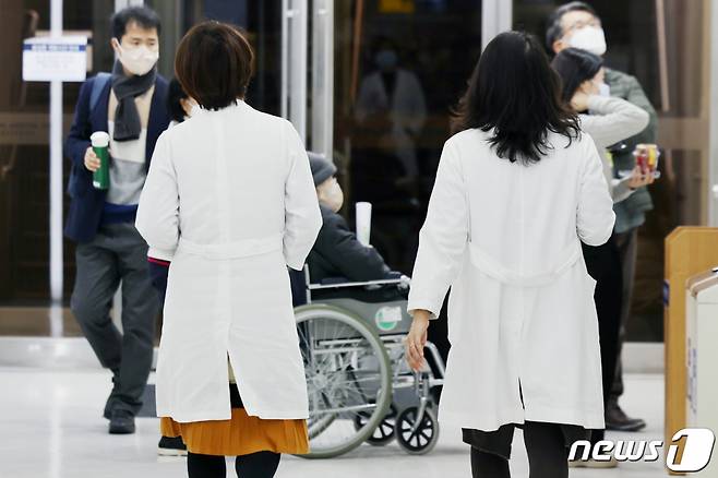 (서울=뉴스1) 민경석 기자 =21일 서울의 한 대학병원에서 의료진이 걸음을 옮기고 있다. /사진=뉴스1