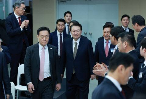 <윤석열 대통령이 22일 경남 창원시 경남도청에서 ‘다시 뛰는 원전산업 활력 넘치는 창원·경남’을 주제로 열린 열네 번째 ‘국민과 함께하는 민생토론회’에 입장하고 있다. (사진=연합뉴스)