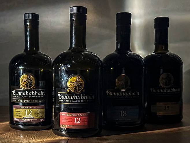 부나하벤 제품들 모습. 엔트리는 증류소가 가진 원액의 특징을 합리적인 가격에 엿볼 수 있는 구간입니다. /김지호 기자