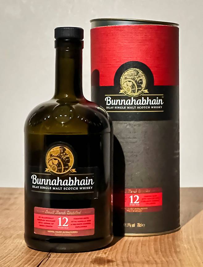 셰리와 버번 오크통에서 숙성한 원액을 섞은 부나하벤 12년. 알코올 도수는 43.6%로 여타 엔트리급 위스키보다 높은 편입니다. /김지호 기자