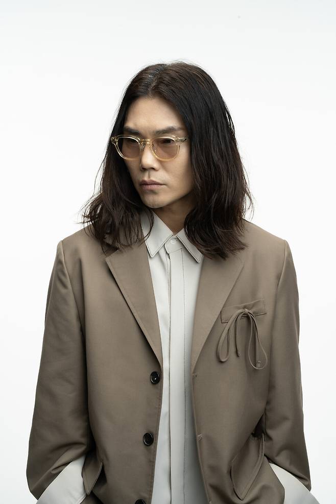 10년 만의 정규 앨범인 9집 ‘여행’을 들고 돌아온 가수 김범수. 영엔터테인먼트 제공