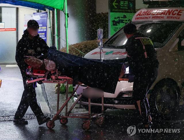 ▲ 수도권 등 중부지방에 대설주의보가 내려진 21일 밤 서울 시내 한 대형병원 응급실에서 구급대원들이 환자를 이송하고 있다. 사진/연합뉴스