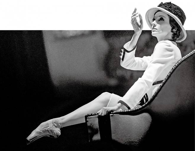 가브리엘 샤넬 역의 자하로바.