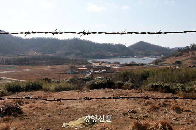 사슴을 막기 위한 철조망이 마을 곳곳에 설치돼 있다.