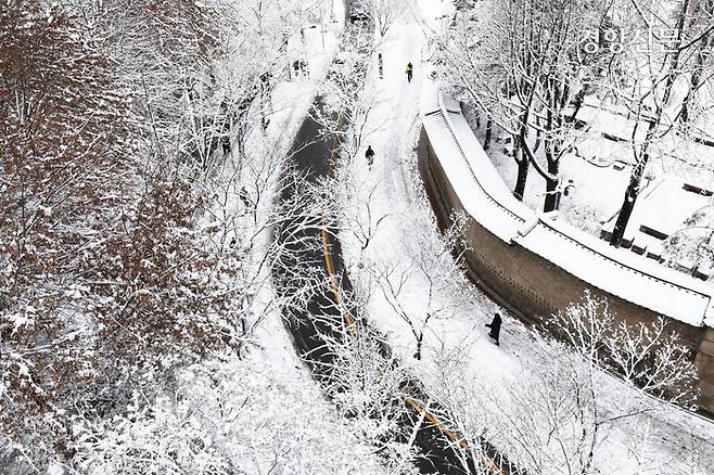 전국 대부분 지역에 눈이 내린 22일 시민들이 눈 쌓인 서울 중구 덕수궁 돌담길을 걷고 있다. 2024.02.22 한수빈 기자