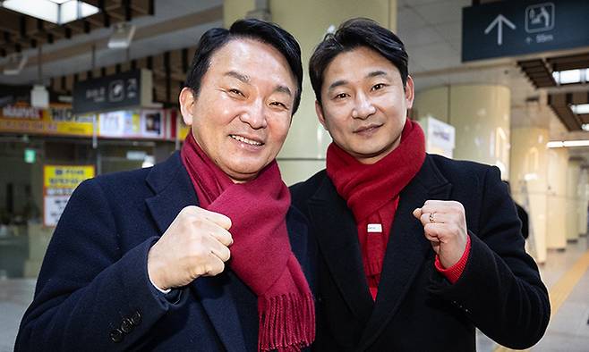 제22대 국회의원 선거 인천 계양(을) 지역에 출마한 원희룡 전 국토교통부 장관(왼쪽)과 전 축구 국가대표 이천수가 22일 인천 계산역 내에서 출근길 시민들에게 인사 중 포즈를 취하고 있다. 이천수는 이재명 더불어민주당 대표 지역구인 인천 계양을에 출마한 원희룡 국민의힘 후보의 후원회장을 맡아 총선까지 선거운동을 함께 한다. 뉴스1