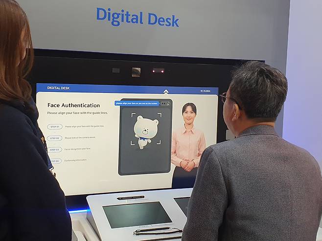 정상혁 신한은행장이 올해 미국 라스베이거스에서 열린 CES 신한은행 부스에 참석해 바이오 인증 서비스를 시현하고 있다. /사진=김희정 기자 khj@