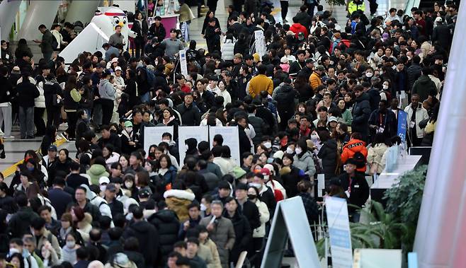 지난 22일 오후 부산 해운대구 벡스코에서 열린 'BNK부산은행 2024 부산세계탁구선수권대회' 여자단체전 8강 대한민국과 중국의 경기에서 관람객들이 줄 지어 입장하고 있다. /뉴스1