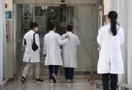 지난 14일 서울의 한 대학 병원에서 의료진이 이동하고 있다. 연합뉴스