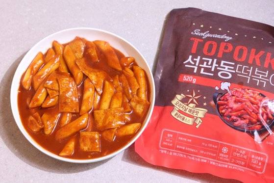 쌀떡 같은 밀떡의 식감과 함께 칼칼한 매운맛을 즐길 수 있는 석관동 떡볶이. 사진 쿠킹