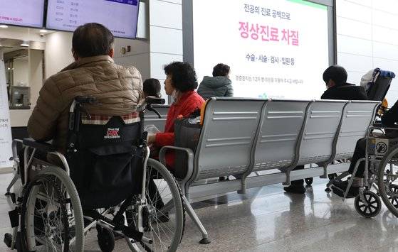 22일 경남 양산시 양산부산대병원 로비 전광판에 전공의 진료 공백으로 인한 진료 차질을 알리는 안내문이 게시돼 있다. 송봉근 기자