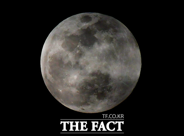 2024년 정월대보름인 24일, 가장 둥근달을 볼 수 있는 시간은 밤 9시 30분일 것으로 관측됐다. /이효균 기자