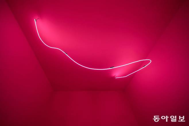 루치오 폰타나의 ‘네온이 있는 공간 환경’(1967년·2024년 재제작). 솔올미술관 제공