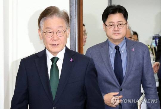 이재명 더불어민주당 대표(왼쪽)와 홍익표 원내대표. <연합뉴스>