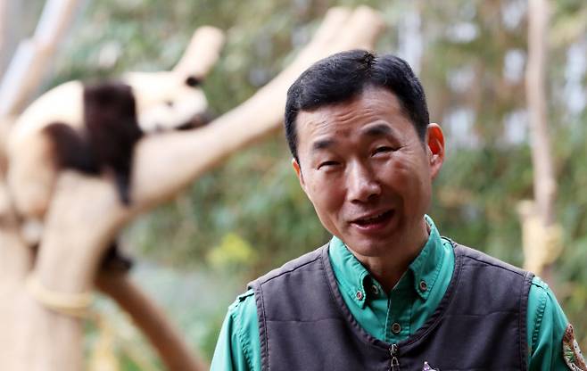 강철원 사육사. 서성일 선임기자