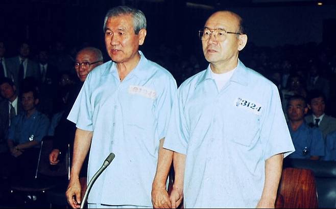 1996년 8월 전두환 전 대통령(오른쪽)과 노태우 전 대통령이 수의(囚衣)를 입고 서울지법 법정에 출석해 12·12 및 5·18 사건 1심 선고를 기다리는 모습. 재판장인 김영일 당시 서울지법 형사30부 부장판사는 전 전 대통령에게 사형, 노 전 대통령에겐 징역 22년6개월을 각각 선고했다. 세계일보 자료사진
