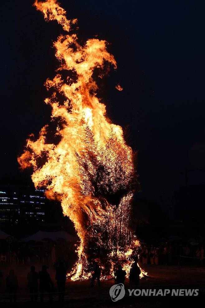 정월대보름 맞아 달집태우기 (전주=연합뉴스) 나보배 기자 = 정월대보름인 24일 전북 전주시 완산구 삼천동 전주기접놀이전수관 인근에서 열린 정월대보름 굿 '망월이야' 행사에서 시민들의 소원지를 매단 달집태우기가 펼쳐지고 있다. 2024.2.24 warm@yna.co.kr