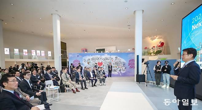 국토교통부는 16일 서울 동대문구디자인플라자(DDP)에서 열린 ‘원팀 코리아 타운홀 미팅’에서 해외 도시개발사업 진출의 성공 사례 창줄을 위한 다양한 방안을 제시했다. 사진은 박상우 장관(사진 맨 오늘쪽)이 참석자들에게 모두발언을 하는 모습이다. 국토교통부 제공