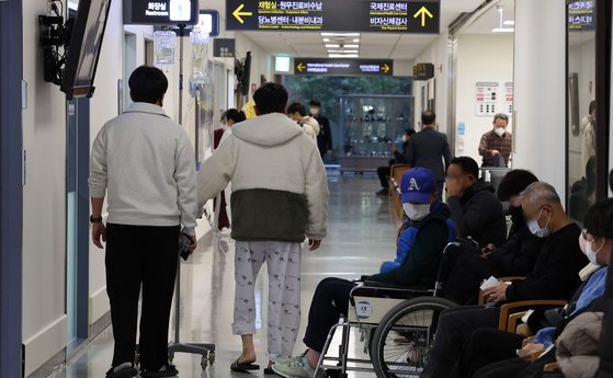 23일 오후 서울 서대문구 세브란스병원에서 환자와 보호자가 진료를 기다리고 있다. 뉴스1