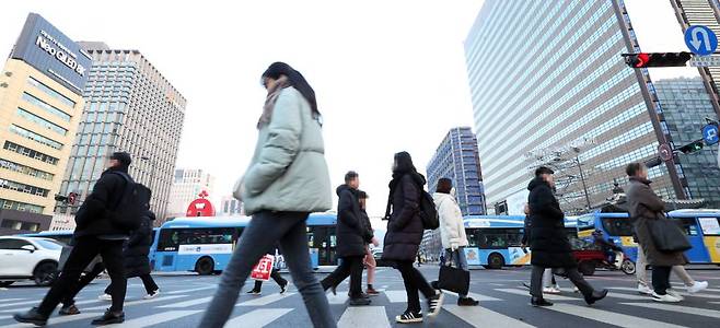 서울 종구로 광화문 네거리에서 직장인들이 출근하고 있다. /사진제공=뉴시스