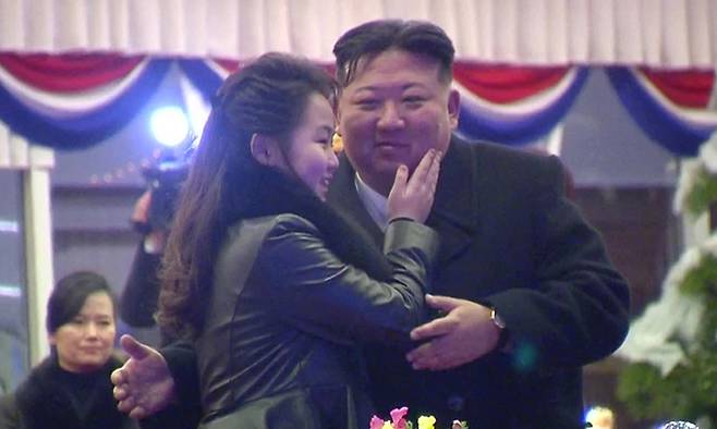 김정은 북한 국무위원장(오른쪽), 딸 김주애. 조선중앙TV 캡처