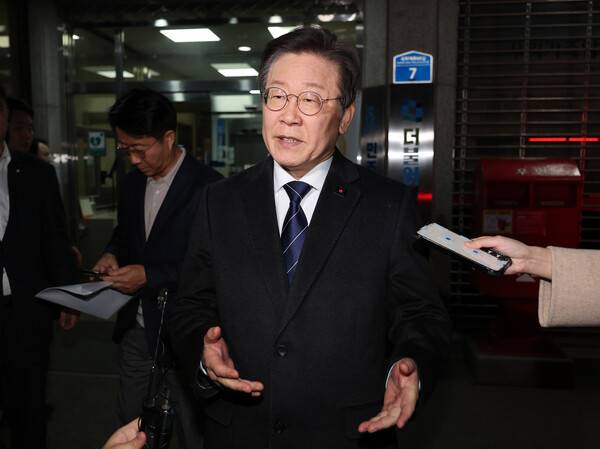 이재명 더불어민주당 대표가 26일 오전 서울 여의도 민주당사에서 열린 최고위원회의를 마치고 나오며 취재진 앞에서 발언하고 있다. 연합뉴스