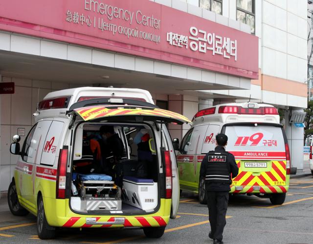 정부의 의대 정원 증원에 반발한 전공의들이 집단 이탈을 시작한지 일주일째인 26일 대전 한 상급병원 응급의료센터에 앞에 119구급대원이 이동하고 있다. 대전=뉴스1