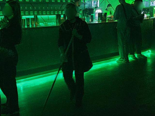 23일 오후 10시 30분 우크라이나 키이우의 인기 클럽 '주스 바' 청소 담당 직원이 바닥을 쓸며 영업 종료 채비를 하고 있다. 키이우=신은별 특파원