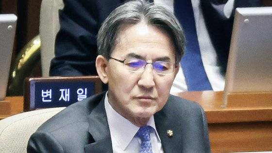 정필모 더불어민주당 의원이 21일 오전 서울 여의도 국회에서 열린 본회의에 자리하고 있다. 뉴스1