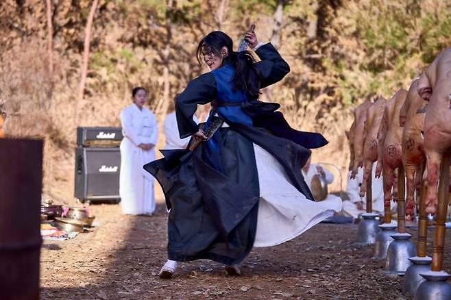 '파묘'에서 원혼을 달래기 위해 대살굿을 하는 무당 화림(김고은)의 모습. 사진제공=쇼박스