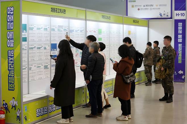 서울과 지방의 각종 인파라 격차가 벌어지며 젊은층이 일자리를 찾기 위해 지방은 외면하고 서울로만 이동하고 있다. 사진은 지난해 11월 서울 DDP에서 열린 참 좋은 동행 일자리 박람회를 찾았던 구직자들 모습. /사진=뉴시스