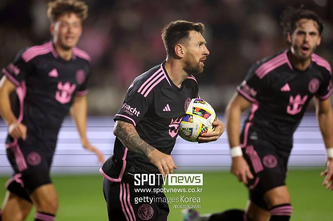 ▲ 26일 열린 2024 미국 메이저리그사커 2라운드에서 리오넬 메시가 인터 마이애미의 무패 행진을 이끌었다. 메시는 LA 갤럭시와 원정 경기에서 값진 동점골을 뽑아내면서 1-1 무승부를 이끌었다.