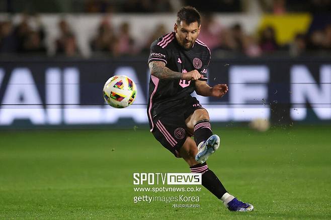 ▲ 26일 열린 2024 미국 메이저리그사커 2라운드에서 리오넬 메시가 인터 마이애미의 무패 행진을 이끌었다. 메시는 LA 갤럭시와 원정 경기에서 값진 동점골을 뽑아내면서 1-1 무승부를 이끌었다.