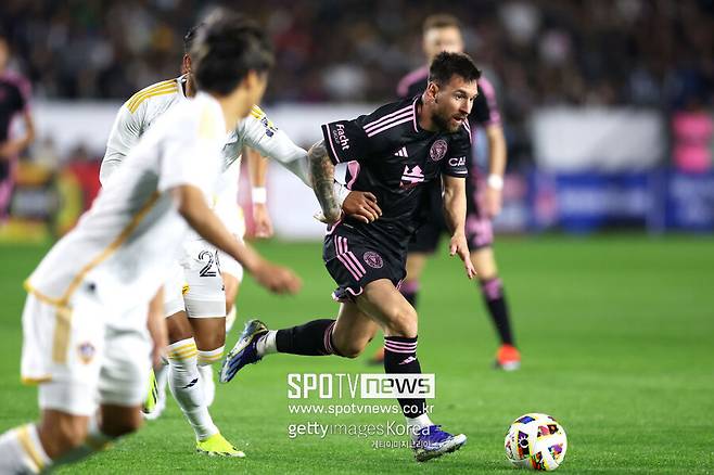 ▲ 26일 열린 2024 미국 메이저리그사커 2라운드에서 리오넬 메시가 인터 마이애미의 무패 행진을 이끌었다. 메시는 LA 갤럭시와 원정 경기에서 값진 동점골을 뽑아내면서 1-1 무승부를 이끌었다.