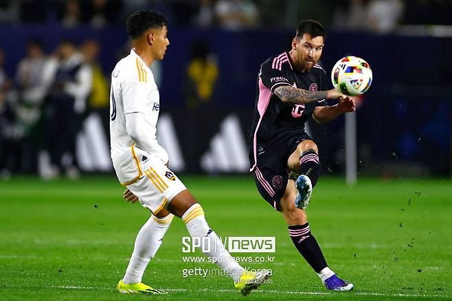 ▲ 26일 열린 2024 미국 메이저리그사커 2라운드에서 리오넬 메시가 인터 마이애미의 무패 행진을 이끌었다. 메시는 LA 갤럭시와 원정 경기에서 값진 동점골을 뽑아내면서 1-1 무승부를 이끌었다.