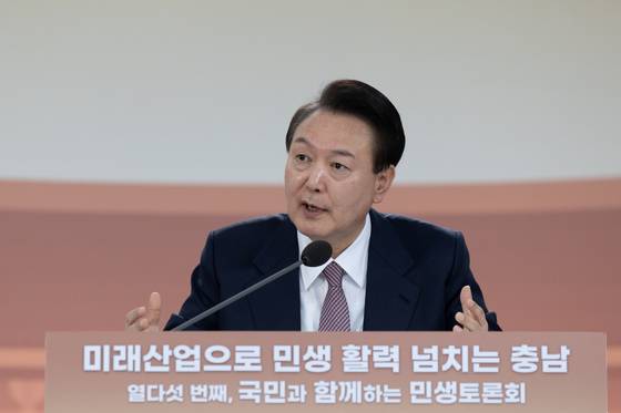 윤석열 대통령이 지난 26일 충남 서산비행장에서 '미래산업으로 민생활력 넘치는 충남'을 주제로 열린 열다섯 번째 '국민과 함께하는 민생토론회'에서 발언하고 있다. 〈사진=대통령실 제공〉