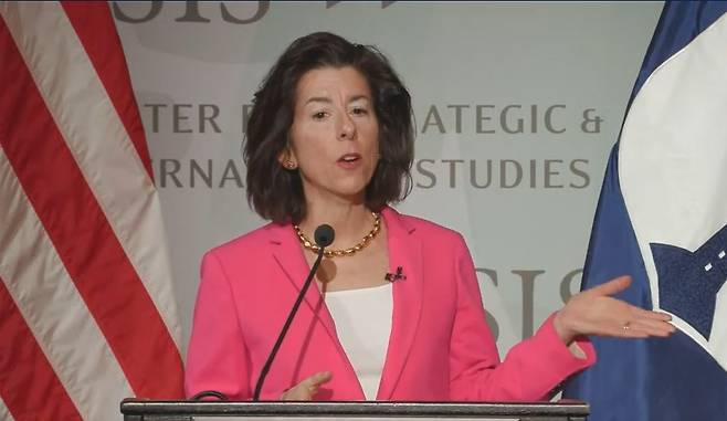 지나 러몬도 미 상무장관이 26일(현지시간) 워싱턴DC 싱크탱크인 전략국제문제연구소(CSIS)의 대담에 참석해 연설을 하고 있다. 사진은 유튜브 화면 캡처.