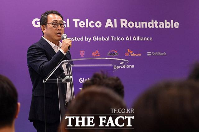 MWC에서 기자설명회 갖고 발언하는 유영상 대표.