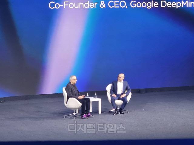 데미스 허사비스 구글 딥마인드 창업자 겸 CEO가 스페인 바르셀로나에서 열린 MWC(모바일월드콩그레스)2024에서 키노트를 진행하고 있다. 김영욱 기자