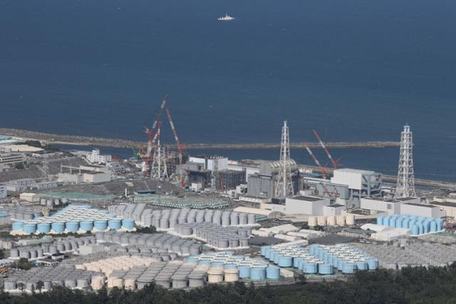 지난해 8월 24일 도쿄전력 후쿠시마 제1원자력발전소 오염수 방류가 개시된 날 원전 부지에 오염수 탱크가 가득하다. 후쿠시마=지지 AFP 연합뉴스