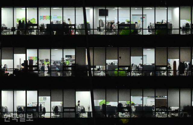 19일 밤 서울 중구의 한 빌딩 사무실에 불이 켜져 있다. 박시몬 기자