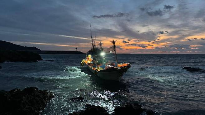 27일 오전 신양항 인근에서 좌초된 어선