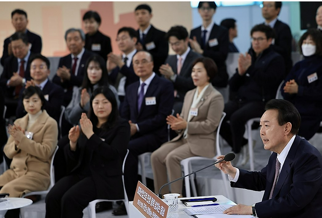 윤석열 대통령이 26일 충남 서산비행장에서 '미래산업으로 민생활력 넘치는 충남'을 주제로 열린 열다섯 번째 '국민과 함께하는 민생토론회'에서 발언하고 있다. 대통령실 제공