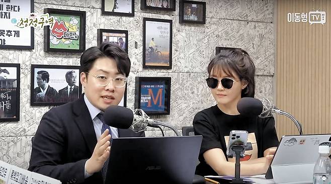 박영훈(왼쪽) 더불어민주당 전략공천관리위원이 친명(친이재명) 성향 유튜브 방송에 출연해 발언하고 있다. 박 위원은 지난 26일 이 유튜브 채널에서 패널들이 “다른 건 모르겠고, 임종석은 안 된다”고 하자, 이에 수긍하며 “새출발하시죠”라고 말하기도 했다. /이동형TV 유튜브 방송 화면