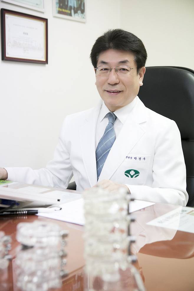 서울 광혜병원 박경우 병원장. 서울 광혜병원은 척추질환자의 반강성고정술 수술 후 평균 15년 이상 경과에 대해 추적한 결과를 발표했다. 서울 광혜병원 제공