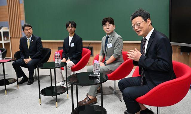 김유열(맨 오른쪽) EBS 사장이 지난해 6월 28일 경기 고양시 EBS 본사 이러닝 스튜디오에서 열린 수능강의 제작 현장방문 간담회에서 인사말을 하고 있다. 최주연 기자