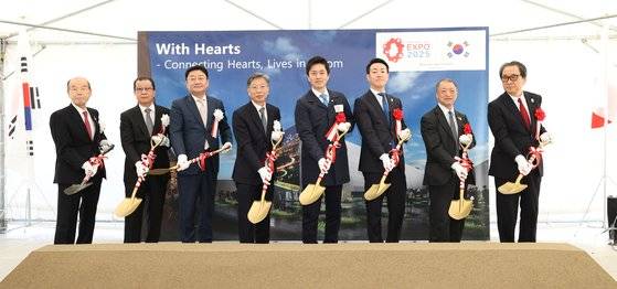 28일 일본 오사카 유메시마에서 열린 2025 오사카 엑스포 한국관 기공식에 참석한 주요 인사들이 삽을 들고 기념 촬영을 하고 있다. 왼쪽부터 가와 게이이치 리버산업 대표, 다마오카 준세키 닛키설계 대표, 김형준 주오사카 총영사, 유정열 KOTRA 사장, 요시무라 히로후미 오사카부 지사, 요코야마 히데유키 오사카 시장, 히메노 츠토무 외무성 간사이 담당 특명전권대사, 이시게 히로유키 ‘2025년 일본국제박람회협회’ 사무총장. 사진 KOTRA