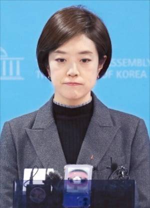 < 고민정, 최고위 사퇴 > 고민정 민주당 최고위원이 27일 국회 소통관에서 최고위원 사퇴 기자회견을 마치고 취재진의 질문에 답하고 있다. 뉴스1